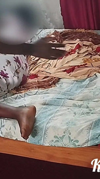 Pasangan buatan sendiri Afrika sebenar berseronok berbogel di atas katil