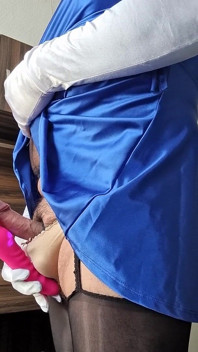 Masturbare fără mâini până când ejaculez laptele meu sissy în rochia mea albastră de satin și lenjerie de nylon