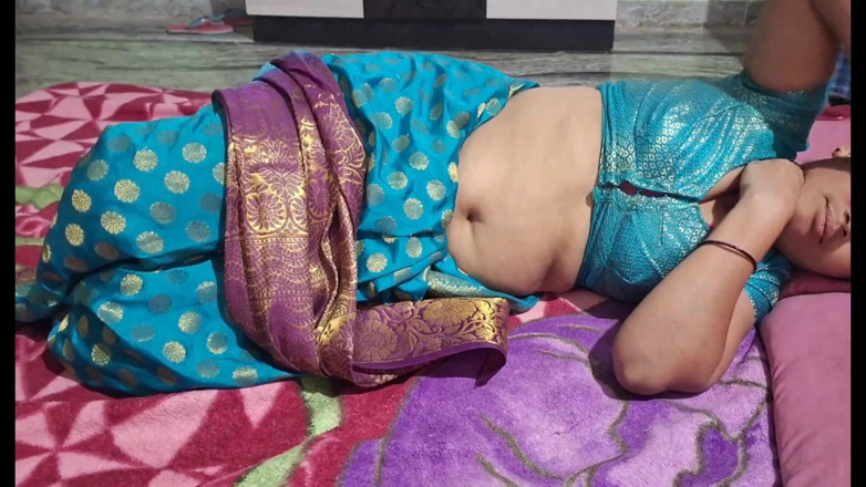 Sexy sindu: Indian Hot Bhabhi Alone at Home Hungry for Sex