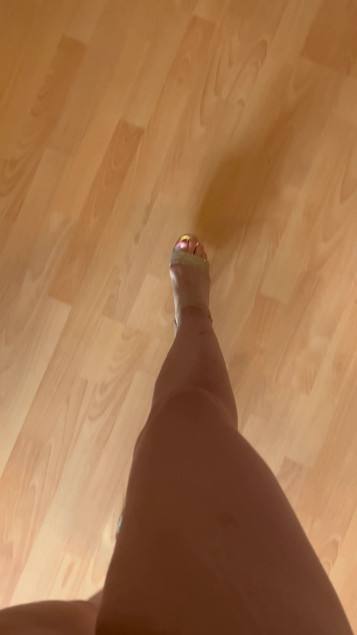 Feet: POV: Звуки ходьбы на бежевых высоких каблуках