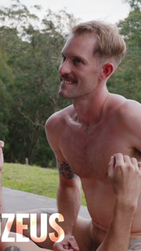 Två Aussies Twunk utomhus knull