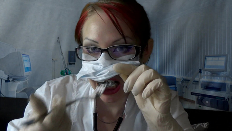 Goddess Misha Goldy: Un docteur mange un masque médical et des gants