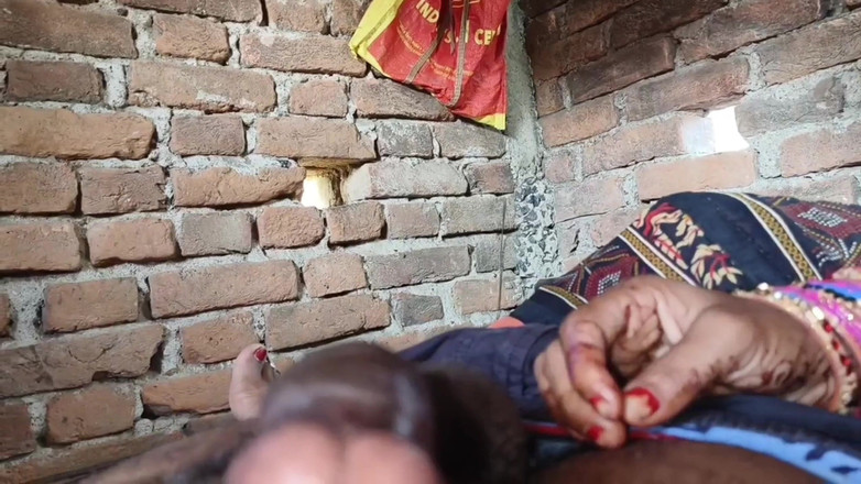 Sumang studio: 年轻的孟加拉语suman bhabhi戴着蓝色口红，吮吸她丈夫的鸡巴，并被丈夫狠狠地操