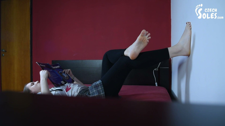 Czech Soles - foot fetish content: Une étudiante incroyable aux pieds nus étudie et montre ses semelles