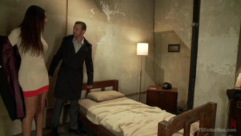 Kink TS: Yasmin Lee membimbing dalam "Holiday Pit Stop"