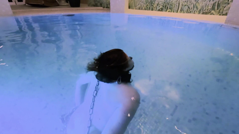 Elena917: पानी के नीचे बंधन सजा