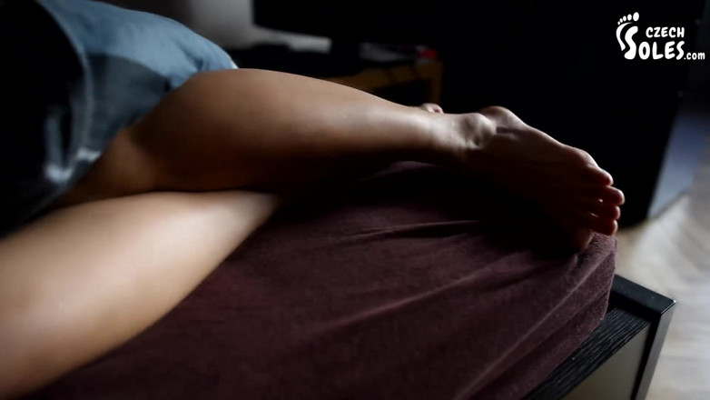 Czech Soles - foot fetish content: I piedi nudi mattutini di una giovane sventola in costume...