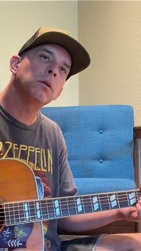 Duke Silver canta mundo loco es una canción bastante triste porque vive en un mundo muy triste