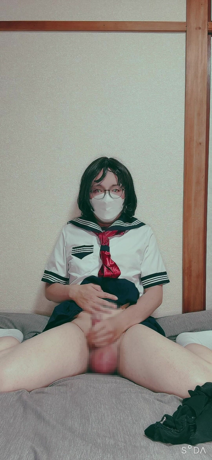 Madoka: Una ladyboy che si masturba in abito da marinaio