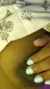 desi hot larki ke stan nippal choosna dildo choot chodna.