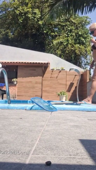 Chez mon ami, ranger la piscine, bavarder et exhiber