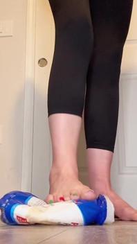 Domination des pieds de taille 16 : des baignoires protéinées écrasées comme des jouets