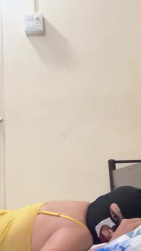 Un beau-fils fait un massage doux à sa belle-mère