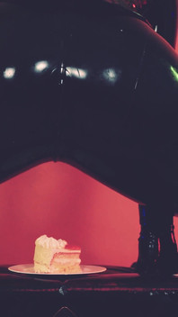 阴户自慰和恋足癖，乳胶束缚和女牛仔姿势。Arya Grander