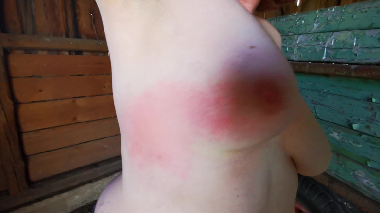 Bouncy Tits Action: Abofetear sus tetas mientras el granjero mira