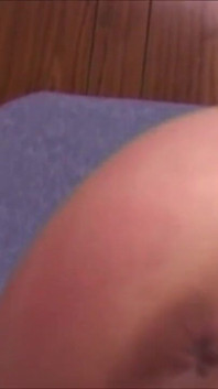 Aşırı seksi orta yaşlı seksi kadın götüne yumruk sokuyor ve bundan zevk alıyor