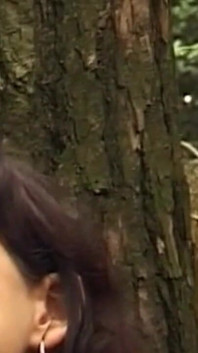 Reife brünette MILF unterwirft sich dem kerzenspiel im wald