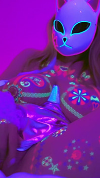 Neon Glow Masywne cycki zamaskowana loszka szaleje solo masturbuje się z Anime jęki - Lilykoti