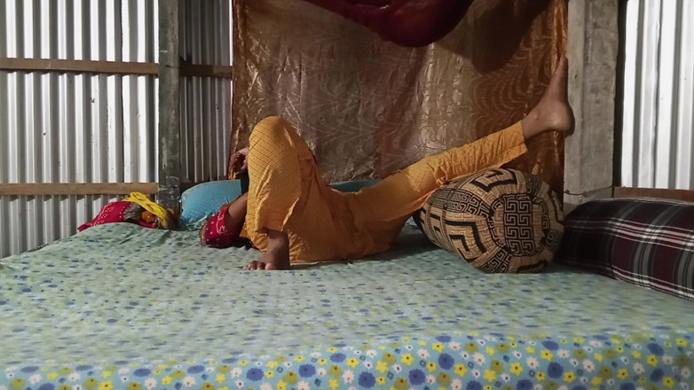 SAFI TV: Une belle-tatie desi avec sa première villageoise sexy