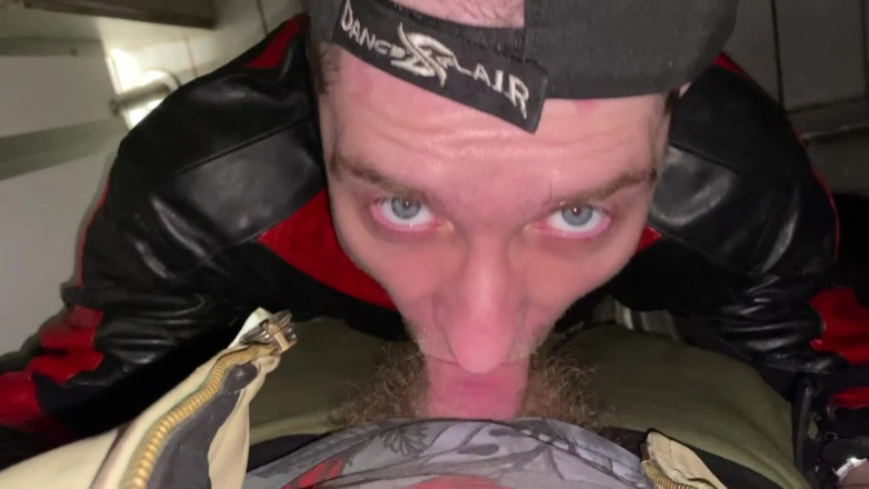 KinkySirius: Chav Scally Kinkysirius, istasyonun genel tuvaletinde deri bir ayıyla birlikte...