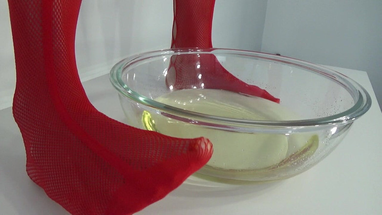 AnnaBUST: In Urine Rosse in Una Bacinella