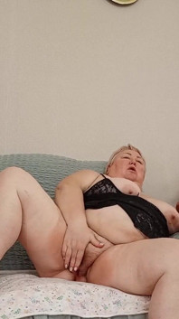 Suegra con un gran culo y un consolador en su coño