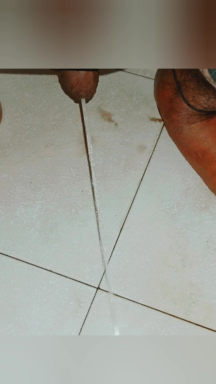 Hot sexy Sneha: Pissen in de badkamer van meisjes