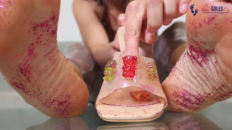 Czech Soles - foot fetish content: Сексуальна українка дражнить ногами, відео від першої особи