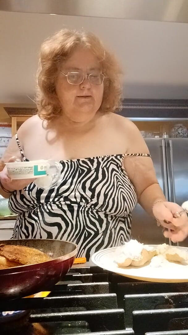 BBW nurse Vicki adventures with friends: Vaření vepřových chopů k večeři a obnažování při vaření