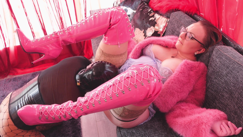 Arya Grander: Femdom positif: saling pegging, fisting, kencing.