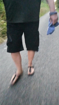 Fora e sobre com pés de nylon em Birkenstocks in the Morning
