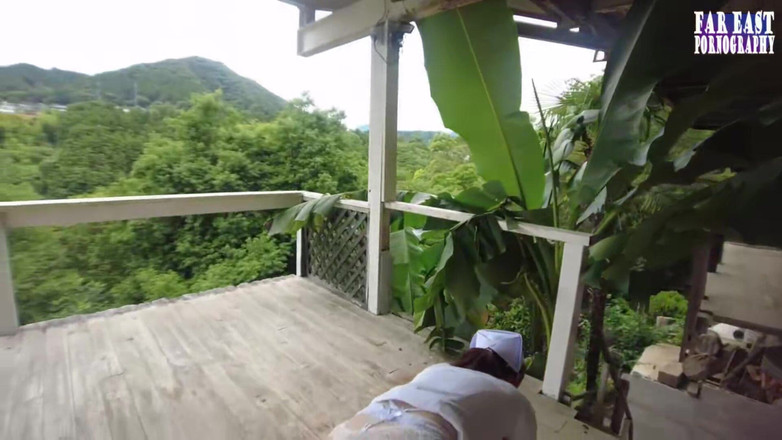 Far East pornography: Felicidad como muñeca con una provocación de tetona pálida en...