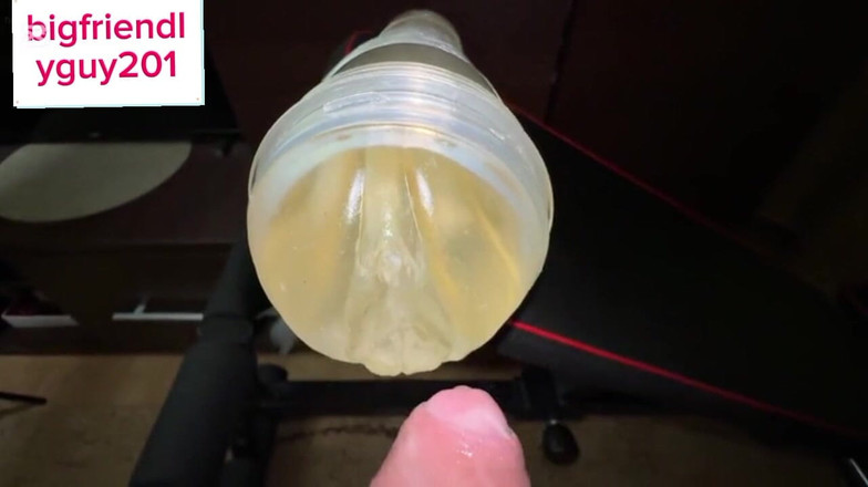 Bigbadfriendlyguy: Chlap sténá při šukání fleshlight, dokud se nestříká do kundičky se...