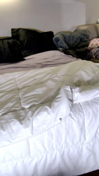 Regarde-moi prendre sa levrette penchée sur le lit