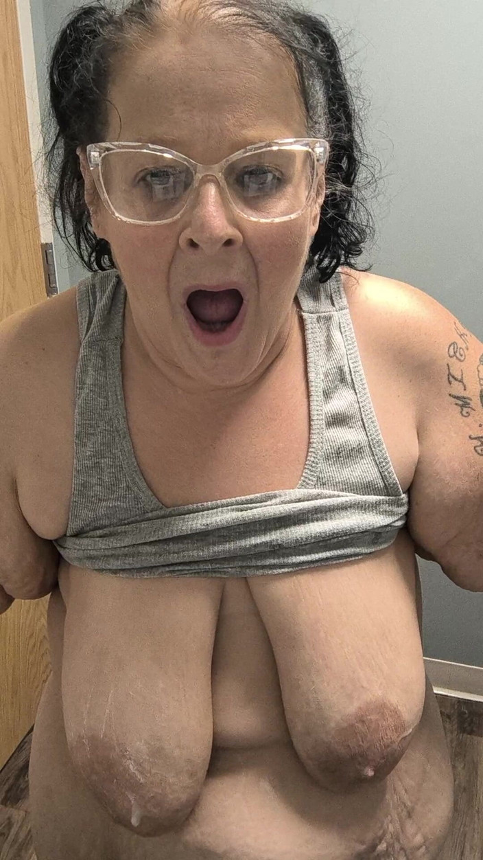 HerculesnVENUS: वह बहुत कामुक है अपनी चूत का अंकुर तेजी से रगड़ रही है