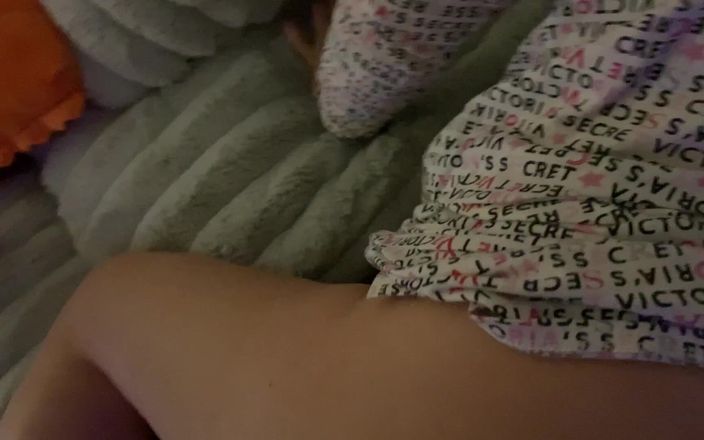 Farmers Wifey: Трахнутый землевладелец на диване моего муженька для оплаты арендной платы, сбора спермы