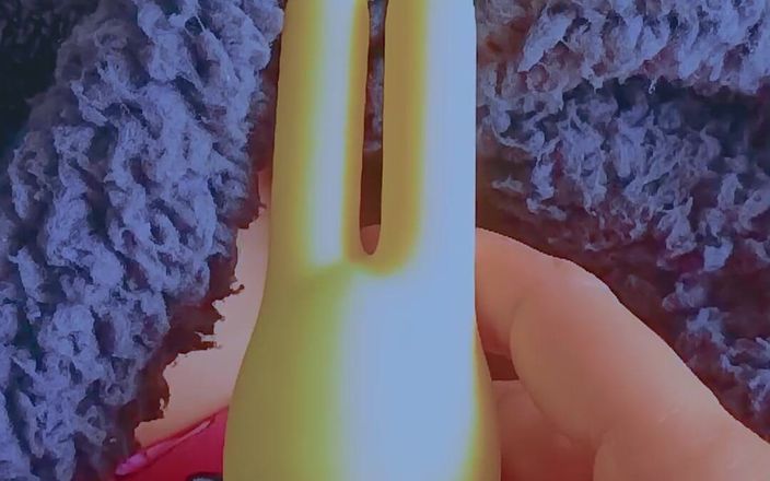 Little Dessert: De eerste vibrator-ervaring van een klein latina-studente