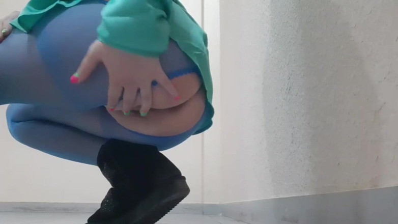 Putana dreams: Wow regardez, elle sort sans culotte et sa chatte sexy