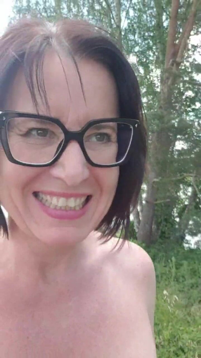 JulieEroticDress: Carrera Desnuda Sin Restricciones Con Salpicaduras En El Lago