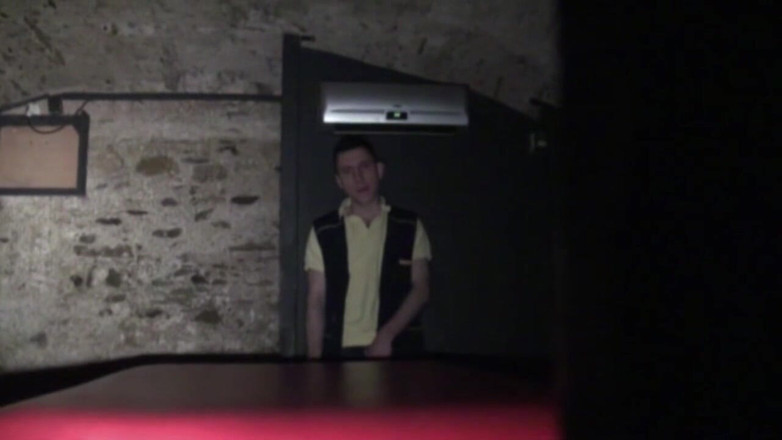 AMATOR PORN MADE IN FRANCE: Un sexy postino succhia il cazzo nei glory holes