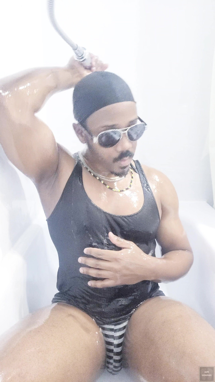 Soft Soleman: Tôi rửa cơ thể của mình trong bồn tắm 5