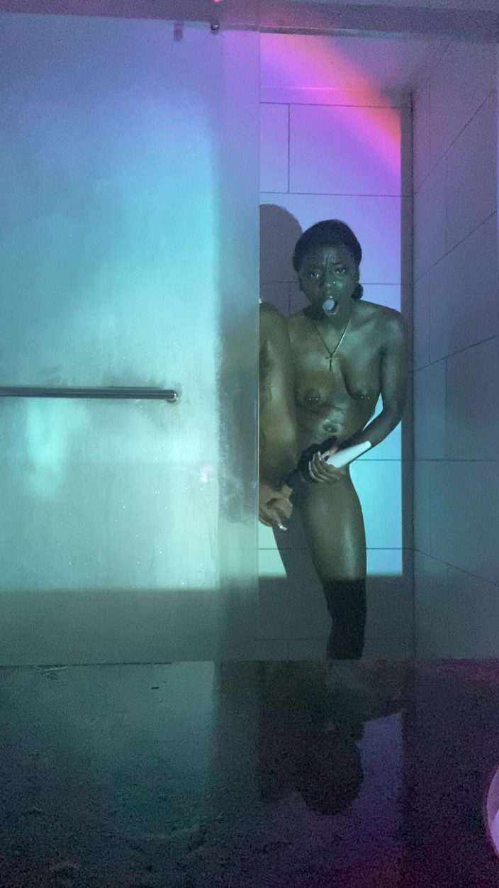 Majesty Nasty: सांवली को अपनी चूत के साथ खेलने के लिए शॉवर में चुपके से चुदाई करनी पड़ती है