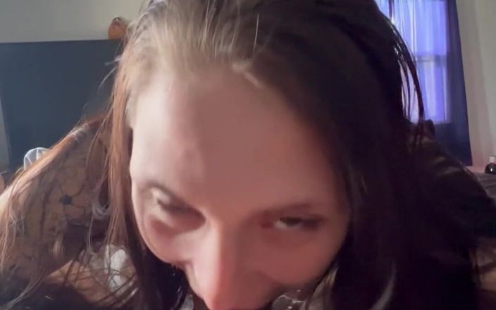 LuluLemons000: Petite slut chupando bbc