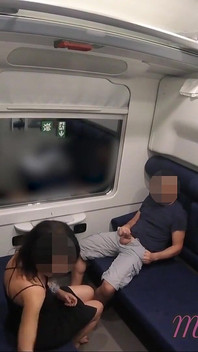 Trende yarak teşhiri - kız herkesin içinde mastürbasyon yapıyor ve büyük yarağı emiyor ve ağzına boşalıyor - misscreamy