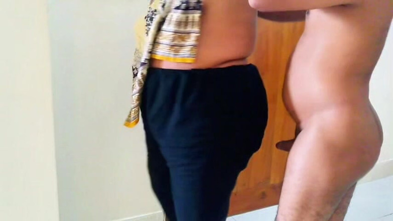 Aria Mia: Un homme aide sa voisine bhabhi pendant qu’elle lui démange...