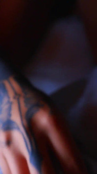 Una perfetta ragazza tatuata mi fa un pompino carino