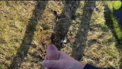 Emma Voyeur: Kepergok membelai di depan umum... Cewek itu bantuin aku selesai