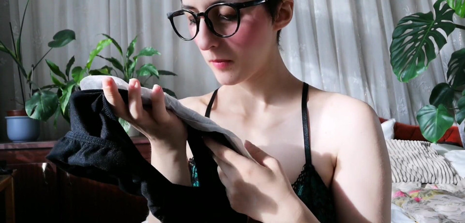 The Antichristrix: Frottement, reniflement, léchage de ma serviette de chatte