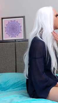 Trans Angel masturbándose hasta su finalización