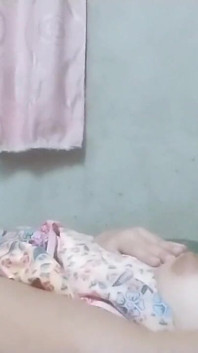 Recebendo orgasmo da buceta fodida por garrafa